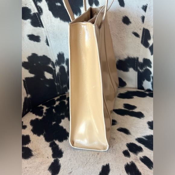 Prada Milano Cream colored Patent Shoulder Bag beautiful, classy and elegant - Picture 5 of 16